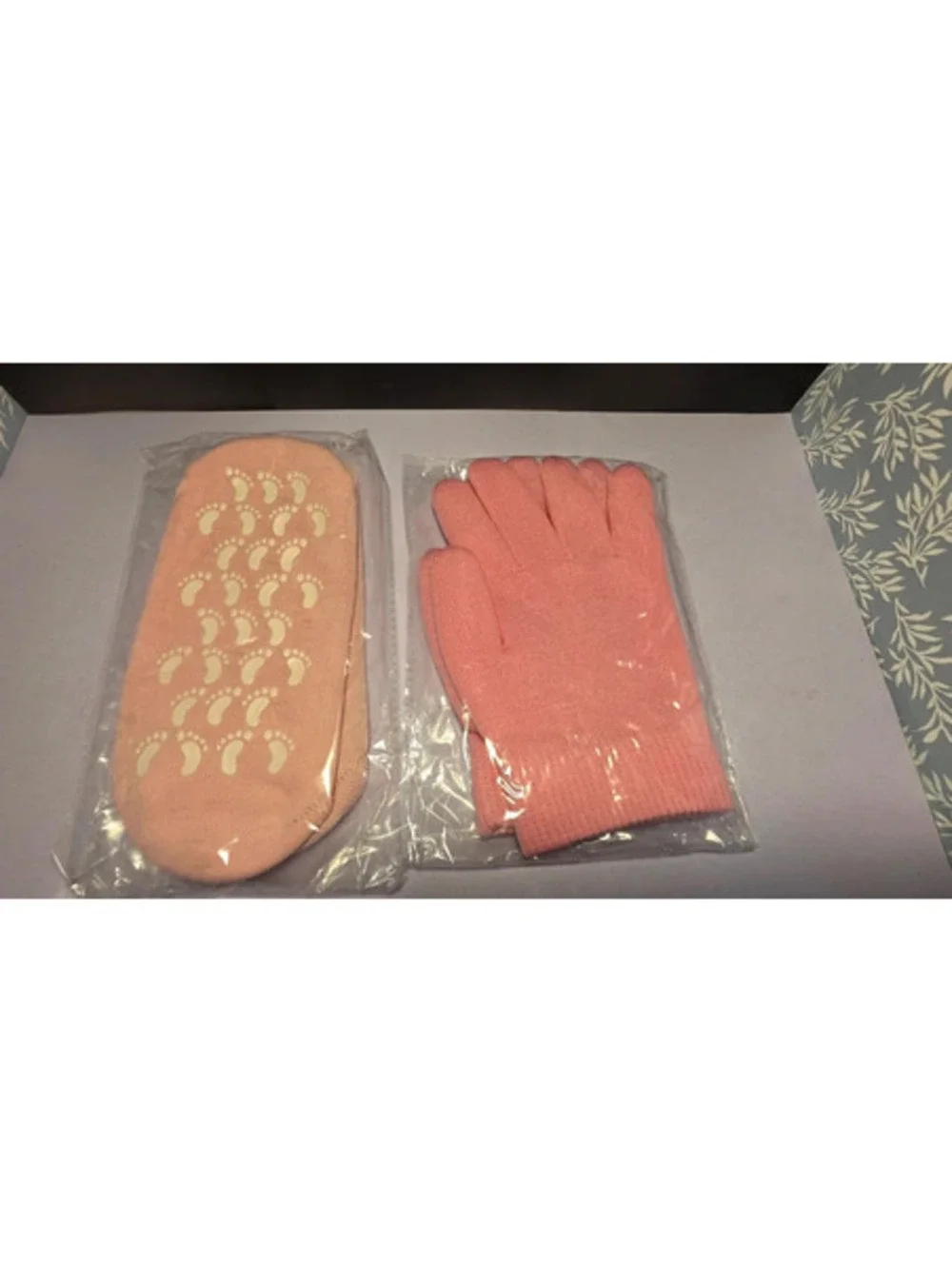New Ladies Moisturizing Socks & Gloves Spa Care